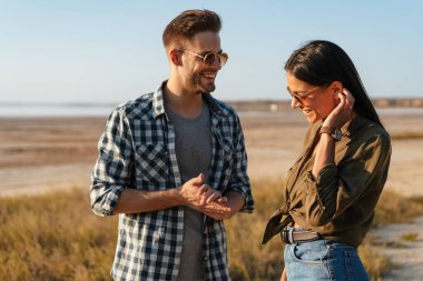 Kafkasyalı mutlu çift yazın doğada dolaşırken konuşuyor ve gülüyor.