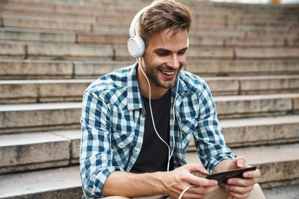 Bonito Homem Feliz Vídeo Conversando Telefone Enquanto Sentado Passos — Fotografia de Stock