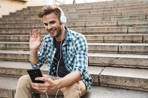 Bonito Homem Feliz Vídeo Conversando Telefone Enquanto Sentado Passos — Fotografia de Stock