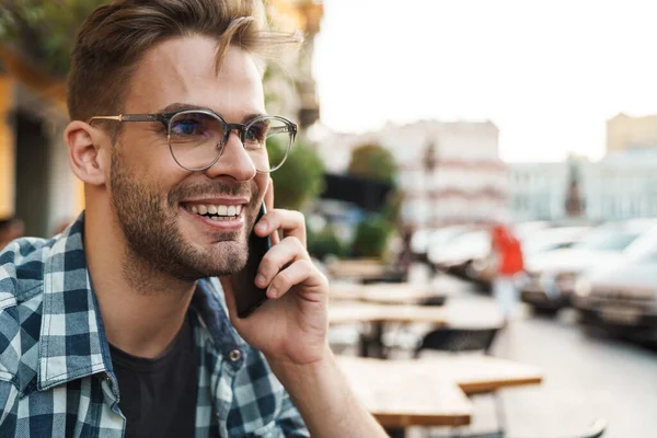 Joven Hombre Guapo Hablando Por Teléfono Aire Libre Calle — Foto de Stock