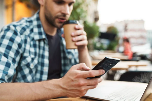 Komoly Fiatalember Dolgozik Laptop Számítógép Miközben Járda Kávézó Mobiltelefon — Stock Fotó