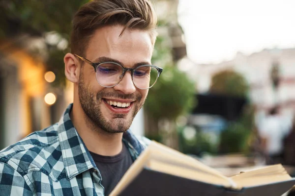 Hombre Sonriente Disfrutando Del Tiempo Libre Leyendo Libro Mientras Está — Foto de Stock