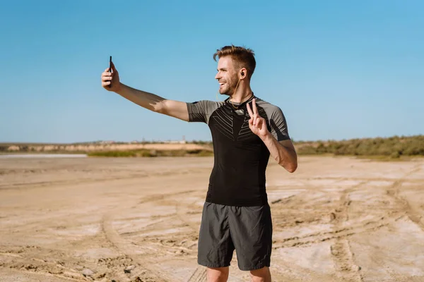 Felice Giovane Sportivo Scattare Selfie Con Telefono Cellulare Mentre Piedi — Foto Stock