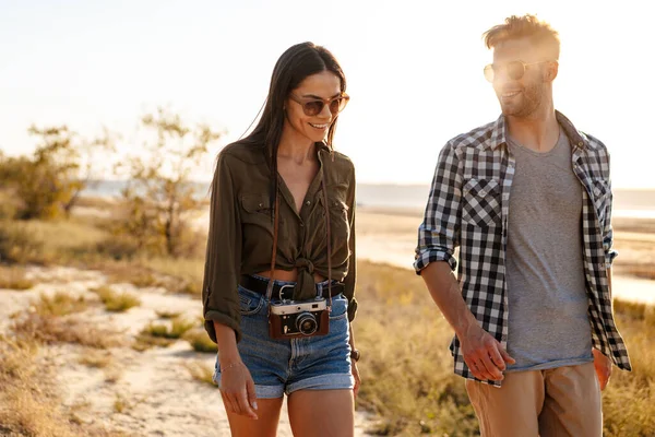 Mooi Gelukkig Paar Praten Glimlachen Tijdens Een Wandeling Natuur Zomer — Stockfoto