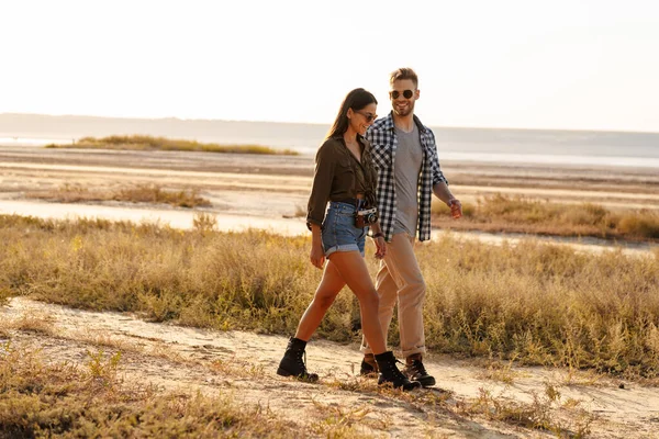 Mooi Gelukkig Paar Praten Glimlachen Tijdens Een Wandeling Natuur Zomer — Stockfoto