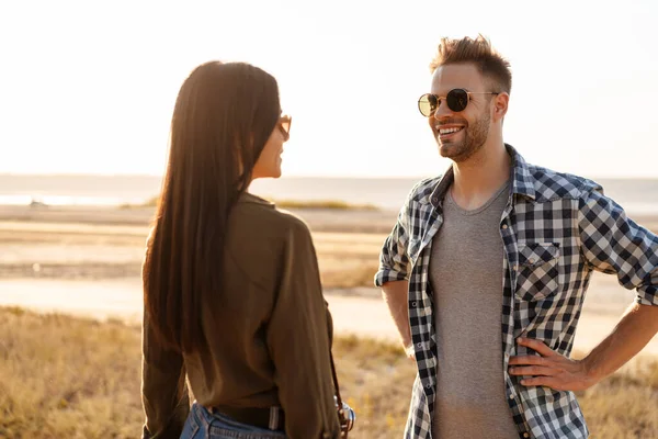 Mooi Gelukkig Paar Praten Glimlachen Tijdens Een Wandeling Natuur Zomer — Stockfoto