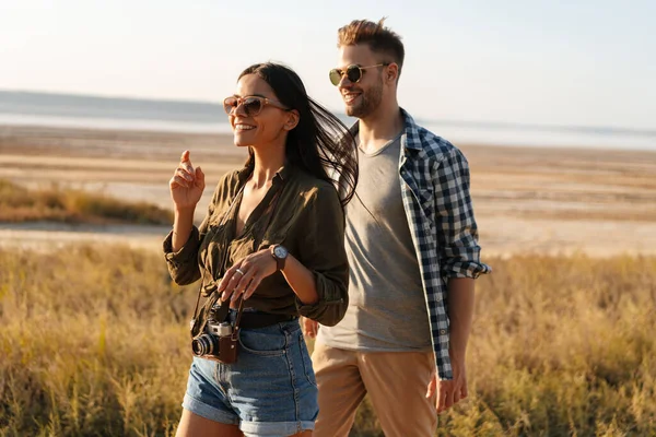 Blank Gelukkig Paar Praten Glimlachen Terwijl Wandelen Natuur Zomer — Stockfoto