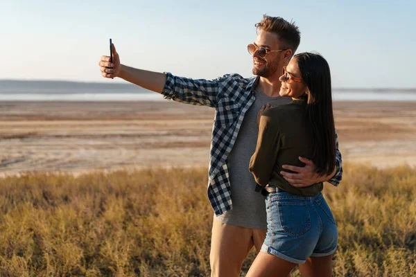 Vackra Glada Par Kramas Och Selfie Mobiltelefon Medan Promenader Naturen — Stockfoto