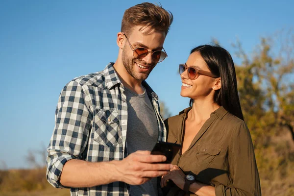 Bella Coppia Gioiosa Che Abbraccia Utilizza Cellulare Mentre Passeggia Sulla — Foto Stock