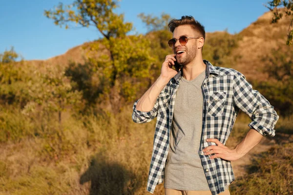 Красивий Щасливий Хлопець Розмовляє Мобільному Телефону Під Час Прогулянки Природі — стокове фото