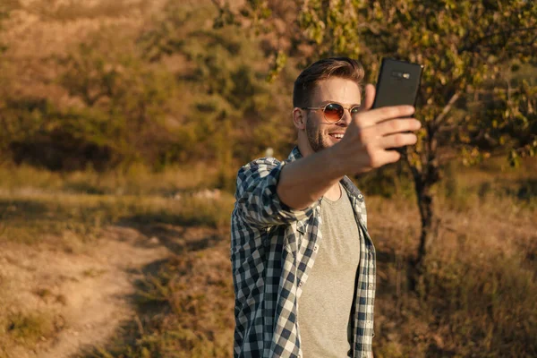 Όμορφος Χαρούμενος Τύπος Που Βγάζει Selfie Φωτογραφία Στο Κινητό Ενώ — Φωτογραφία Αρχείου