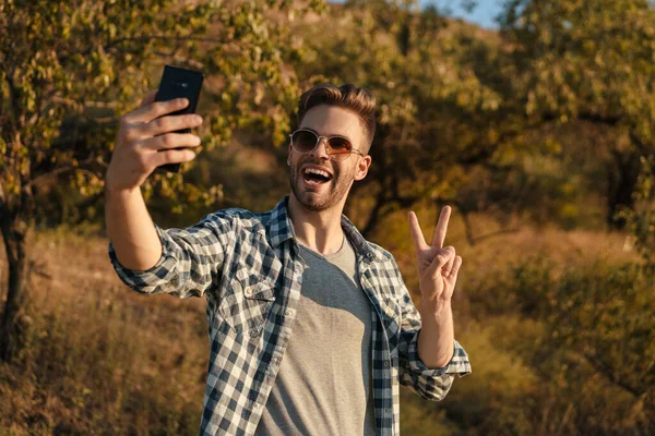 Guapo Chico Feliz Mostrando Señal Paz Mientras Toma Selfie Teléfono — Foto de Stock