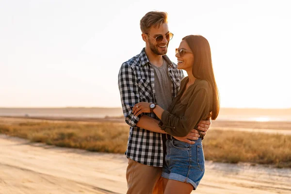 Belo Casal Feliz Abraçando Sorrindo Enquanto Passeia Natureza Verão — Fotografia de Stock