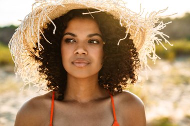 Sahilde poz veren harika bir Afrikalı kadın.