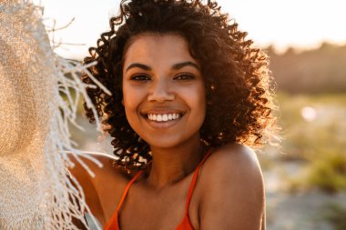 Sahilde genç, çekici, Afro-Amerikan bir kadının fotoğrafını çek.