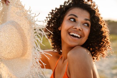 Sahilde genç, çekici, Afro-Amerikan bir kadının fotoğrafını çek.