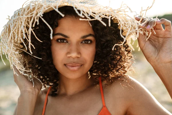 Image Beautiful Young African Woman Posing Beach — Stock Photo, Image