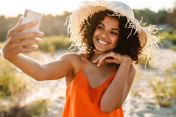 Sorrindo Jovem Africana Tomando Uma Selfie Praia — Fotografia de Stock