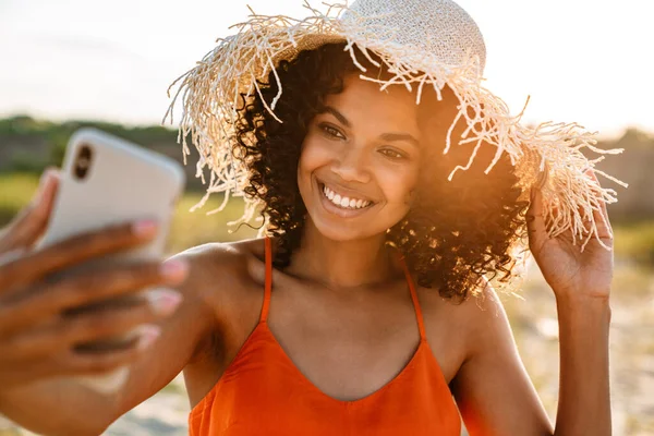 Glimlachende Jonge Afrikaanse Vrouw Neemt Een Selfie Het Strand — Stockfoto