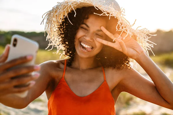 Glimlachende Jonge Afrikaanse Vrouw Neemt Een Selfie Het Strand — Stockfoto