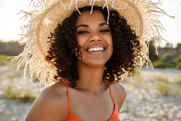 Obrázek Krásné Usmívající Mladé Africké Ženy Kráčející Pláži Venku — Stock fotografie