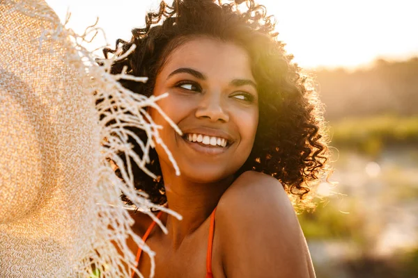 Närbild Ung Attraktiv Afrikansk Amerikansk Kvinna Stranden — Stockfoto