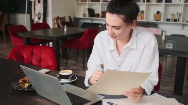 Uma Mulher Negócios Atraente Está Trabalhando Com Documentos Papel Computador — Vídeo de Stock