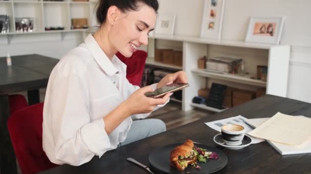 Uma Mulher Bonita Está Tirando Foto Comida Usando Seu Smartphone — Vídeo de Stock