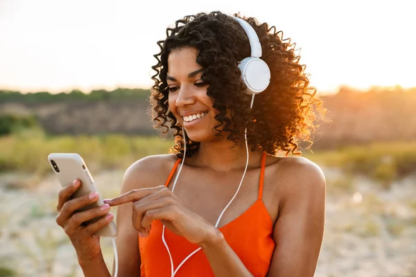 Immagine Allegra Giovane Donna Africana Che Usa Cellulare Mentre Ascolta — Foto Stock