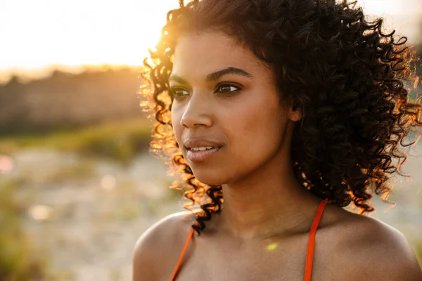 Image Une Belle Jeune Femme Africaine Marchant Sur Plage Extérieur — Photo