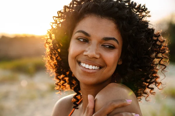 Bild Fantastisk Söt Leende Ung Afrikansk Kvinna Promenader Stranden Utanför — Stockfoto