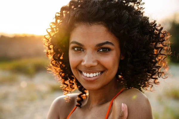 Bild Vacker Glad Ung Afrikansk Kvinna Promenader Stranden Utanför — Stockfoto