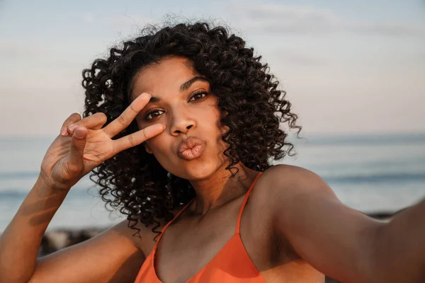 Image Pretty Positive Young African Woman Talking Selfie Camera Beach — Stock Photo, Image