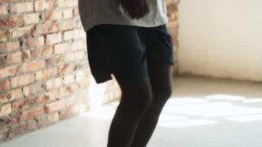 Afro-Amerikan bir adamın kapalı alanda koşarken kesilip biçilmiş bir görüntüsü var.