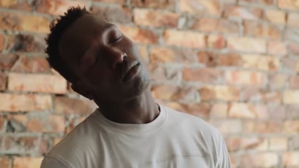 Sakin Bir Afrikalı Amerikalının Yakın Çekim Görüntüsü Kapalı Alanda Isınma — Stok video