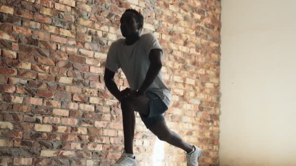 Przystojny Afroamerykanin Ćwiczy Rozciągając Nogę Środku — Wideo stockowe