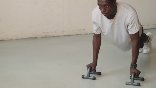 Przycięty Widok Bliska Poważnego Afrykanina Amerykanina Robi Ćwiczenia Push Pomieszczeniach — Wideo stockowe