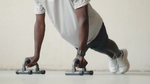 Detailní Pohled Silný Svalnatý Africký Američan Dělá Kliky Cvičení Uvnitř — Stock video