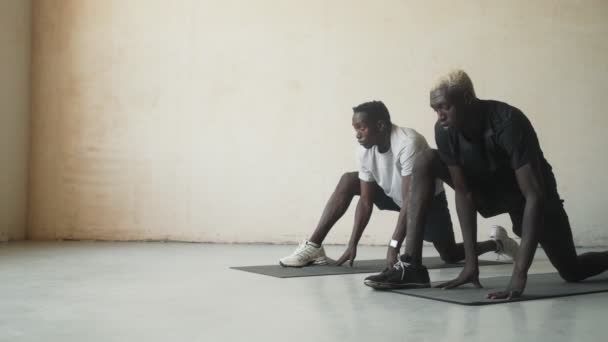 Красиві Афроамериканські Чоловіки Роблять Вправи Приміщенні — стокове відео