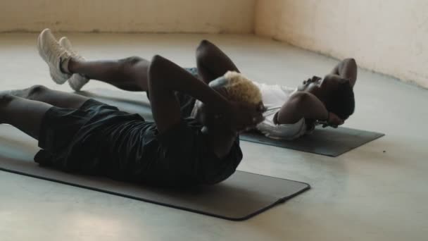 Привлекательный Африканский Американец Люди Делают Упражнения Накачивая Прессу Циновке Yoga — стоковое видео