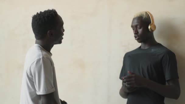 Dwóch Afrykańczyków Rozmawia Środku — Wideo stockowe