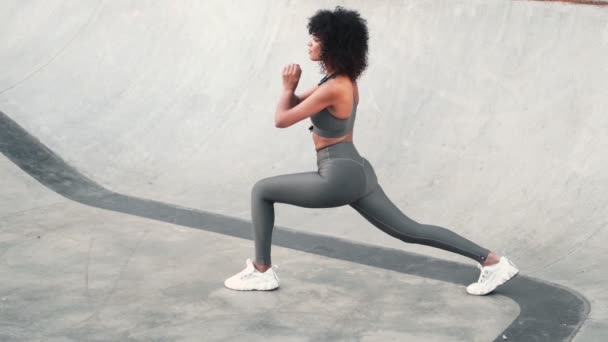 Afrikaanse Fitness Vrouw Maken Stretching Oefening Voor Benen Buiten Het — Stockvideo