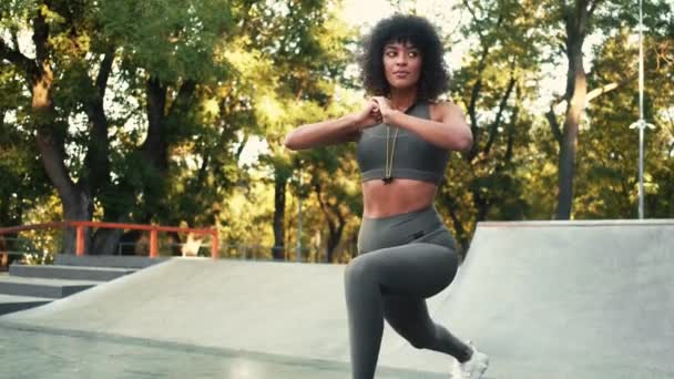 Αφρικανική Γυμναστήριο Συμπυκνωμένη Γυναίκα Κάνοντας Σπορ Άσκηση Για Πόδια Εξωτερικούς — Αρχείο Βίντεο