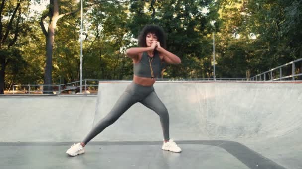 Африканские Спортивные Концентрированные Женщины Делают Спортивные Упражнения Ног Открытом Воздухе — стоковое видео