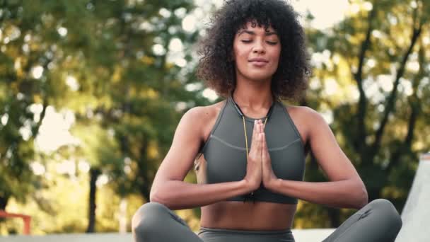 Afrikalı Konsantre Spor Kadını Parkta Meditasyon Yapıyor — Stok video
