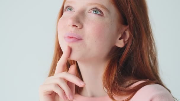 Felice Pensiero Rossa Ragazza Posa Isolato Sfondo Muro Bianco — Video Stock