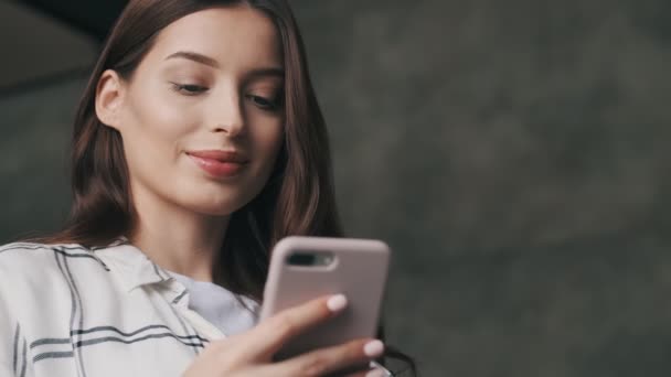 Молода Вагітна Усміхнена Брюнетка Жінка Використовує Мобільний Телефон Вдома — стокове відео