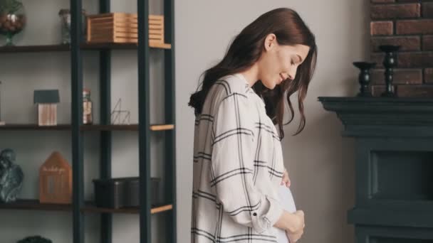 Jeune Femme Enceinte Optimiste Marchant Intérieur Maison — Video