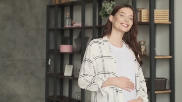 Joven Mujer Optimista Embarazada Caminando Dentro Casa — Vídeos de Stock