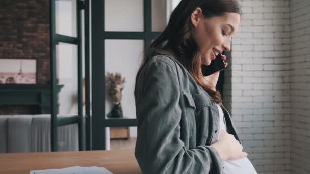 Positiv Gravid Kvinna Talar Med Mobiltelefon Inomhus — Stockvideo